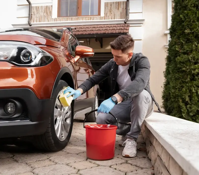 Lavage auto à domicile Vestric-et-Candiac : professionnel intervenant sur un véhicule